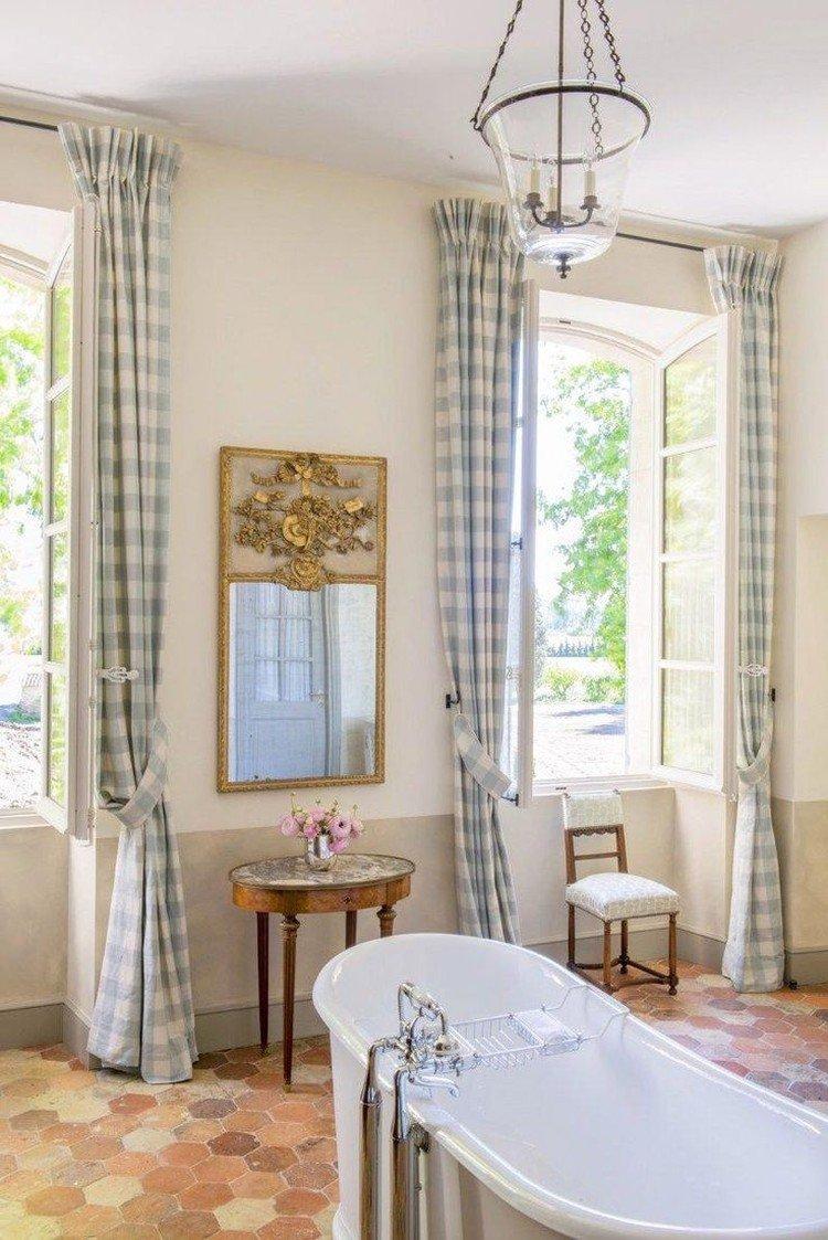 Rideaux de style provençal dans la salle de bain - conception de photo