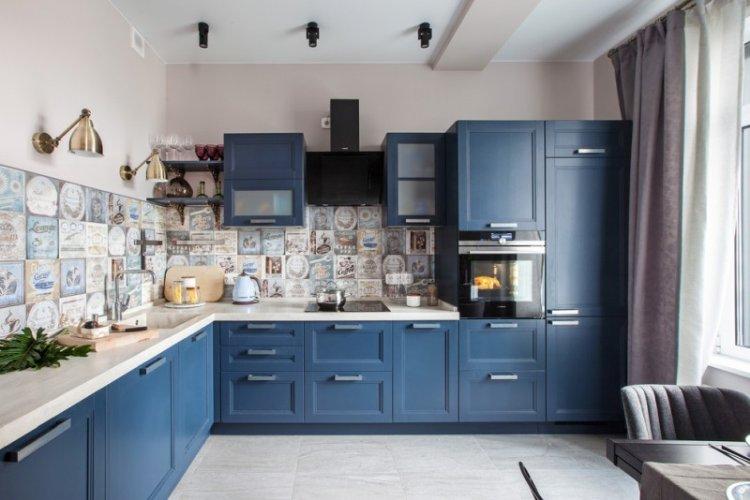 Couleur bleue à l'intérieur de la cuisine - photo