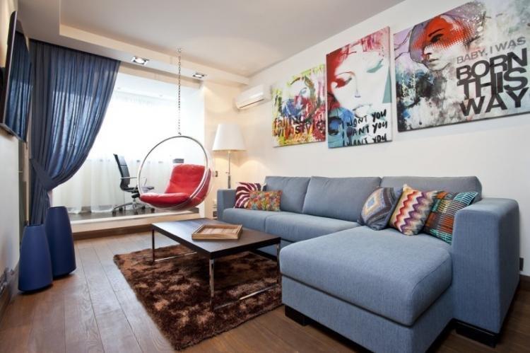 Couleur bleue à l'intérieur du salon - photo