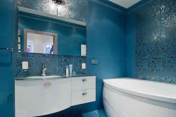 Couleur bleue à l'intérieur de la salle de bain - photo