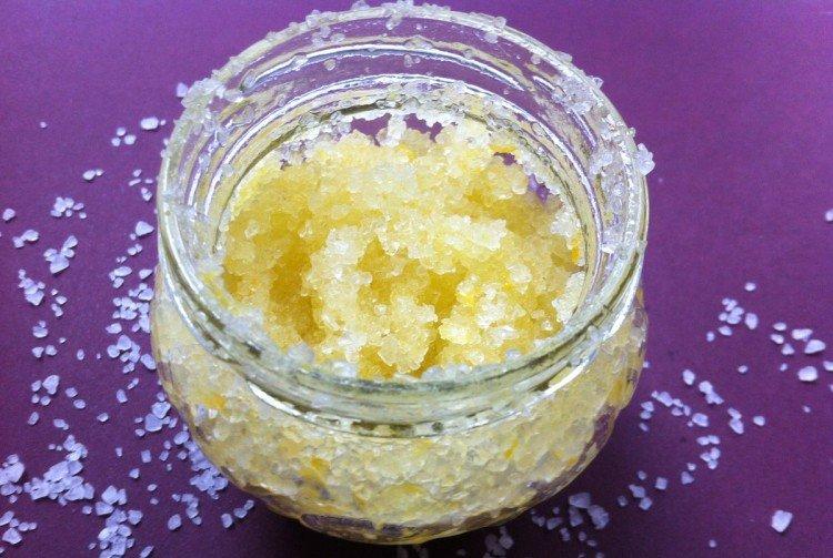 Gommage du cuir chevelu à l'huile d'olive maison pour cheveux secs