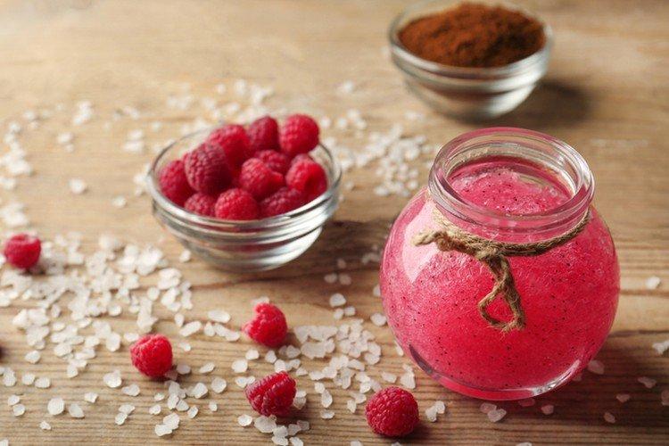 Gommage de massage maison pour cuir chevelu aux graines de fruits