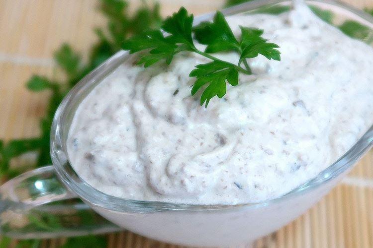 10 recettes de délicieuses sauces à la crème sure pour les salades, la viande, les plats d'accompagnement et plus encore