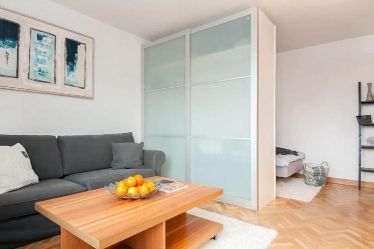 Chambre-salon dans le style du minimalisme - conception de photos