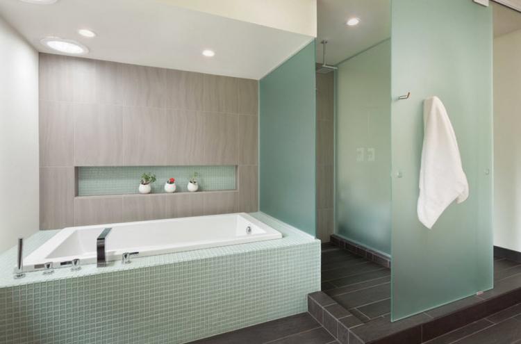 Cloisons vitrées dans la salle de bain - Design d'intérieur