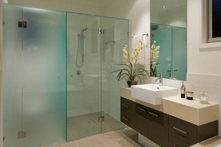 Cloisons vitrées dans la salle de bain - Design d'intérieur