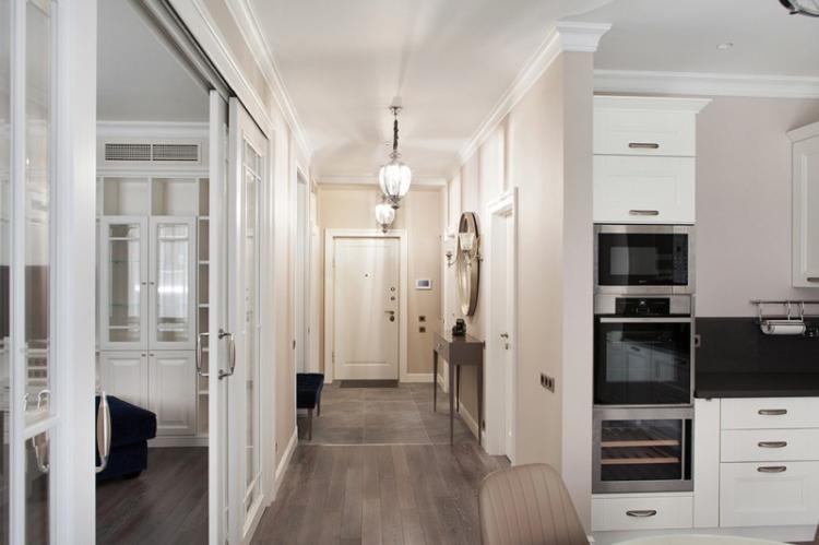 Couloir de style néoclassique - photo de design d'intérieur