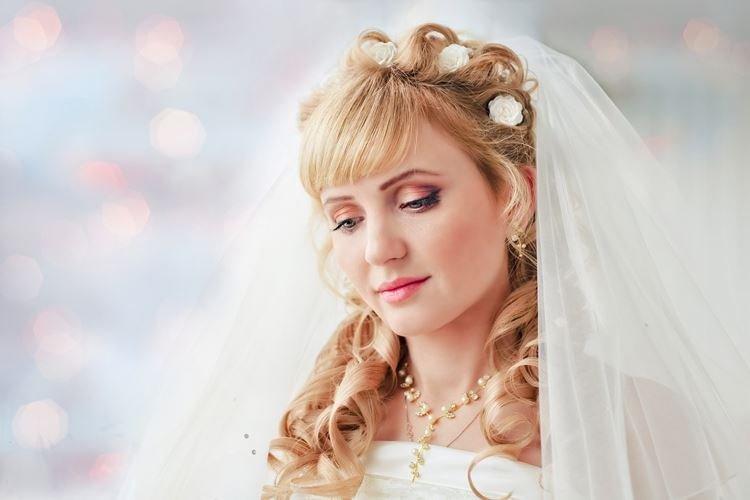 Coiffure de princesse avec frange - Coiffures de mariage pour cheveux longs
