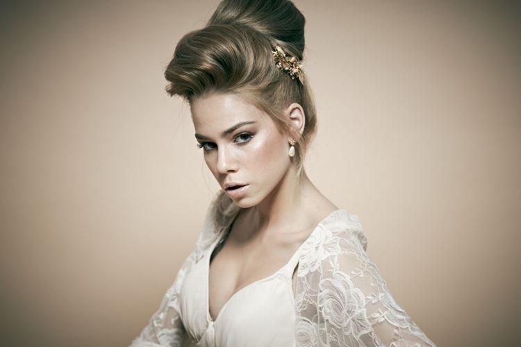 Coiffure haute aux tempes rasées - Coiffures de mariage pour cheveux longs