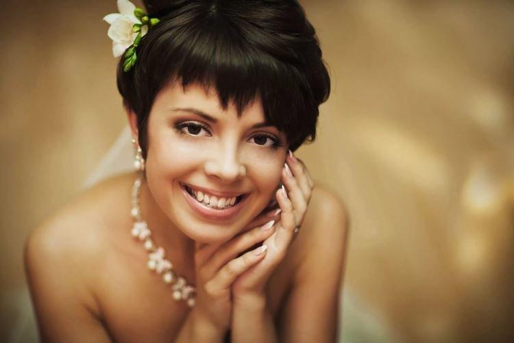 Style minimaliste avec frange - Coiffures de mariage pour cheveux courts