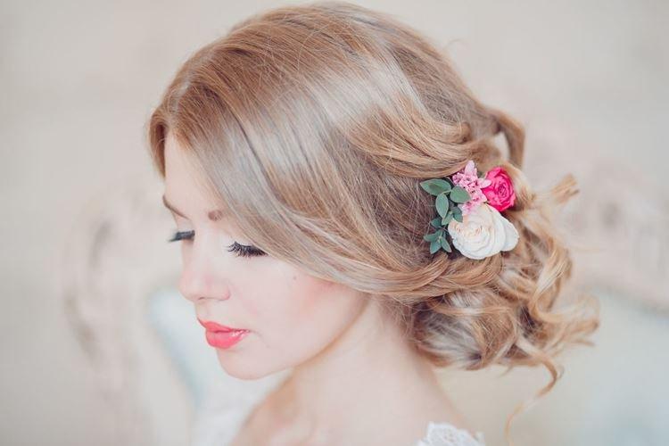 Romance florale - Coiffures de mariage pour cheveux mi-longs