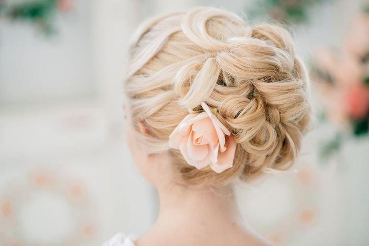Tendresse avec des fleurs - Coiffures de mariage pour cheveux mi-longs