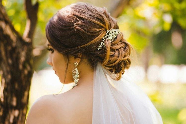 Chignon délicat avec un voile - Coiffures de mariage pour cheveux mi-longs