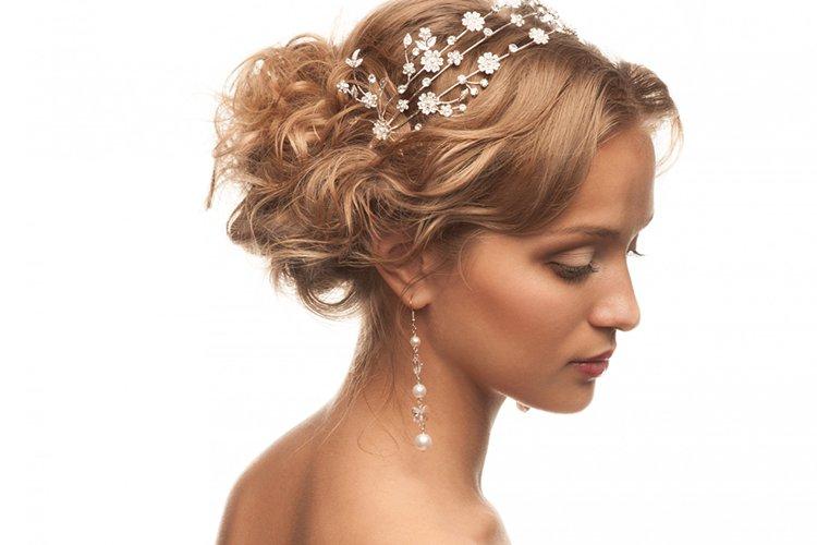 Boucles en désordre avec une frange - Coiffures de mariage pour cheveux mi-longs