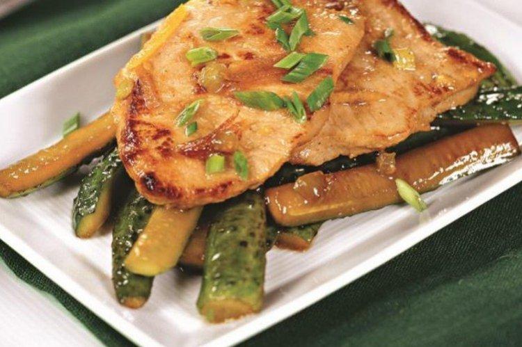 Porc en sauce au miel dans une poêle - recettes