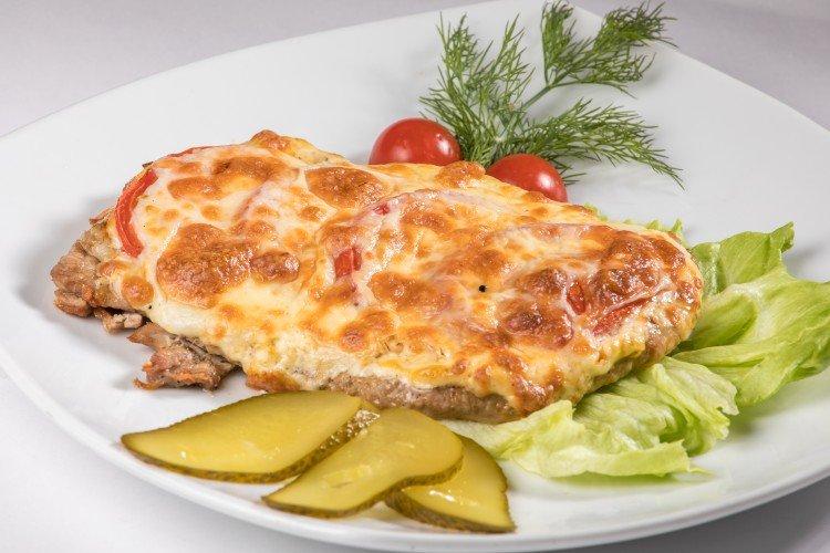 Steaks de porc au kéfir dans une poêle - recettes