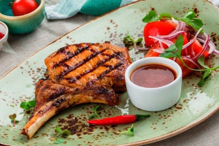 Porc frit sur l'os dans une poêle - recettes