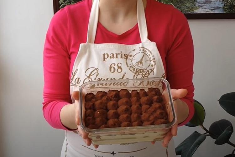 Tiramisu alcoolisé sans crème à la maison - recette pas à pas avec photo