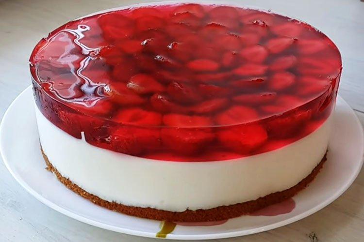 Gâteau aux fraises et gelée sans cuisson - recette étape par étape avec une photo
