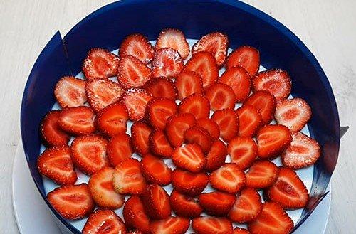 Gâteau aux fraises et à la gelée sans cuisson - recette étape par étape