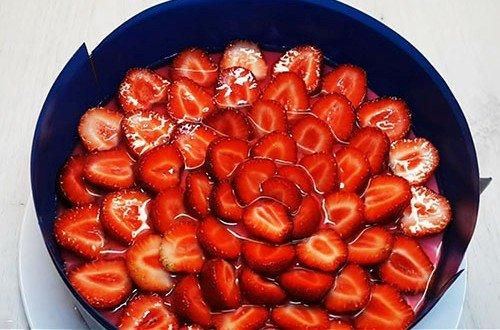 Gâteau aux fraises et à la gelée sans cuisson - recette étape par étape