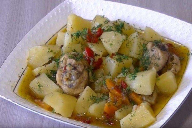 Poulet mijoté aux pommes de terre dans une mijoteuse - recettes étape par étape