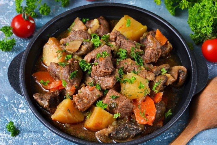 Agneau braisé aux champignons et pommes de terre - les recettes pas à pas