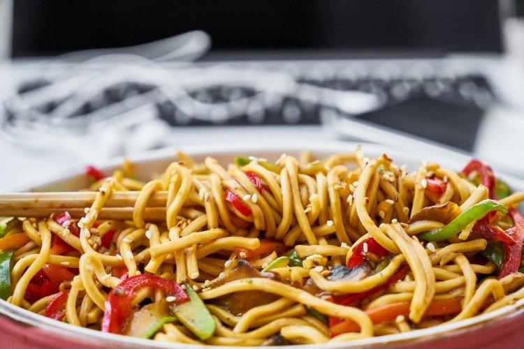 Nouilles Udon avec légumes et poulet - Recettes de dîner rapide avec des aliments simples