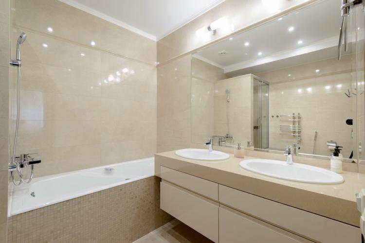 Salle de bain beige moderne - Design d'intérieur