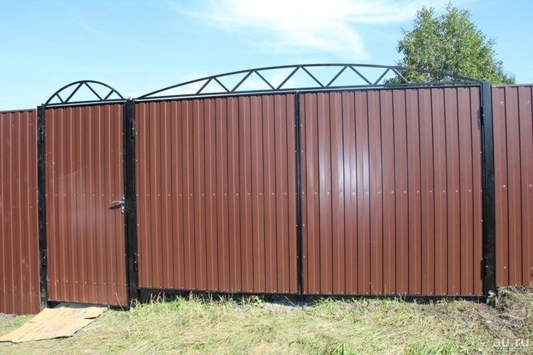 Portail à faire soi-même avec un guichet en carton ondulé - photos et idées