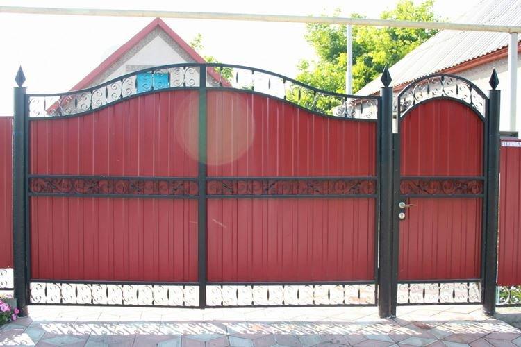 Portail à faire soi-même avec un guichet en carton ondulé - photos et idées