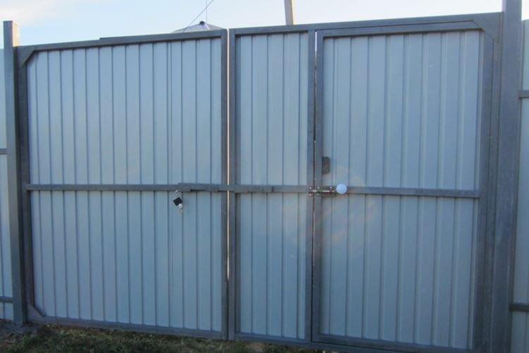 Portail à faire soi-même avec un guichet en carton ondulé - photos et idées