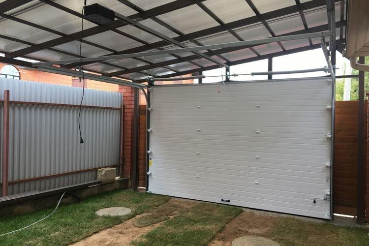 Portes basculantes à faire soi-même en carton ondulé - photos et idées