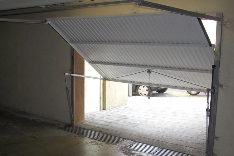 Portes basculantes à faire soi-même en carton ondulé - photos et idées