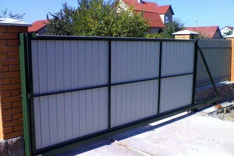 Portails coulissants à faire soi-même en carton ondulé - photos et idées