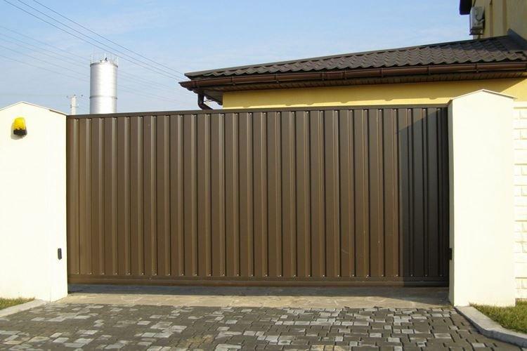 Portails coulissants à faire soi-même en carton ondulé - photos et idées