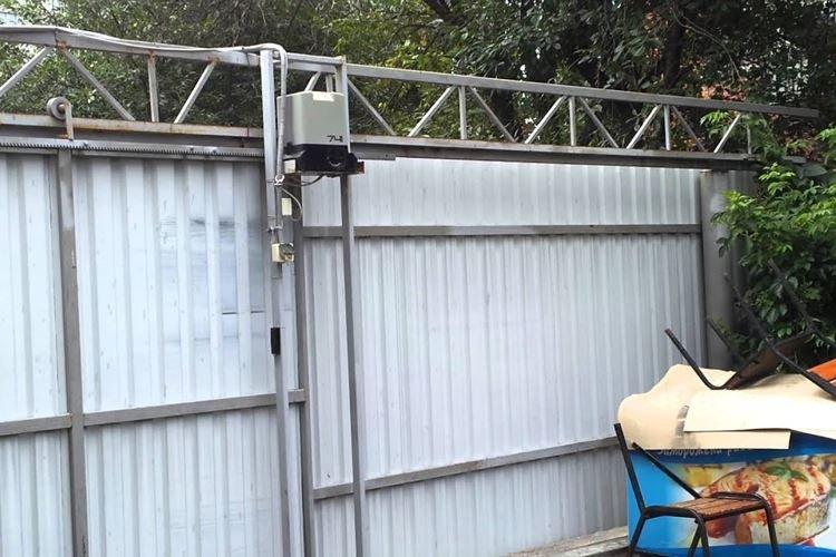 Portails coulissants à faire soi-même en carton ondulé avec suspension supérieure - photos et idées