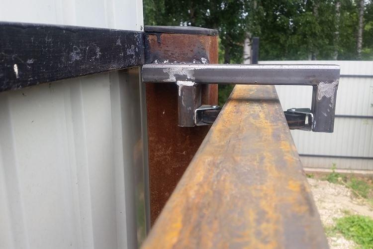 Portails coulissants à faire soi-même en carton ondulé avec suspension supérieure - photos et idées