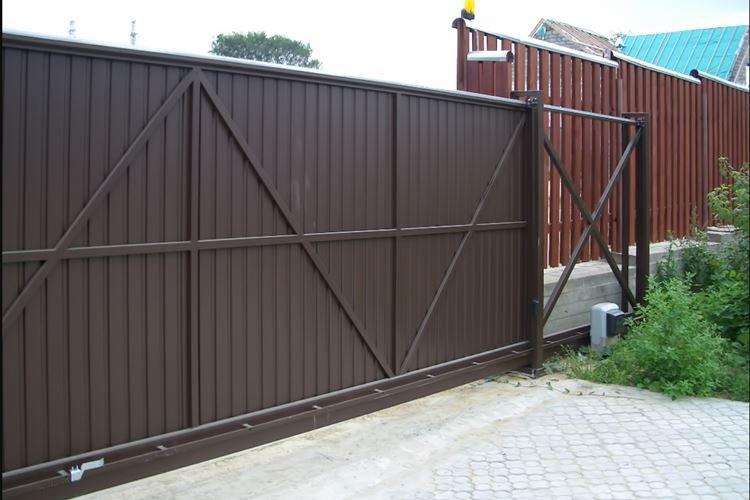 Portails coulissants à faire soi-même en carton ondulé - photos et idées