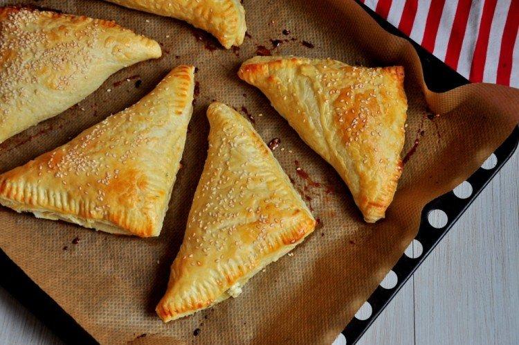 Triangles feuilletés à la saucisse - Recettes de pâte feuilletée