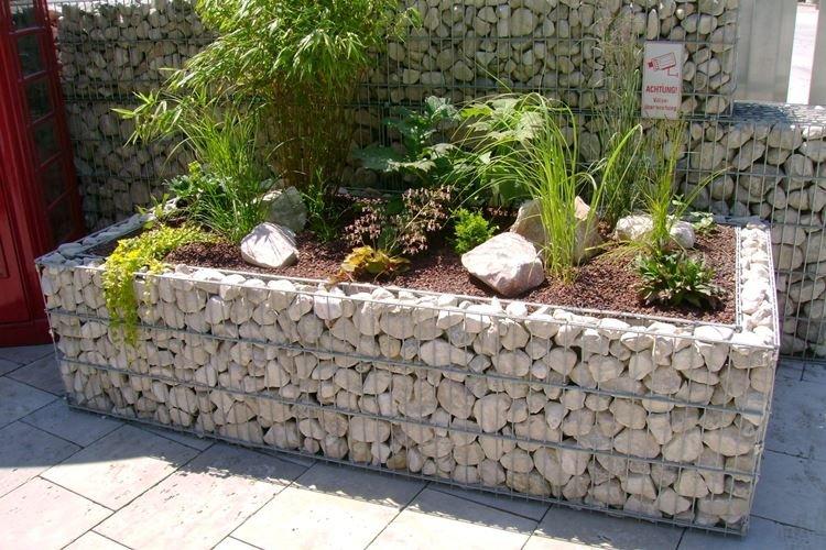 Lits hauts de bricolage en pierre