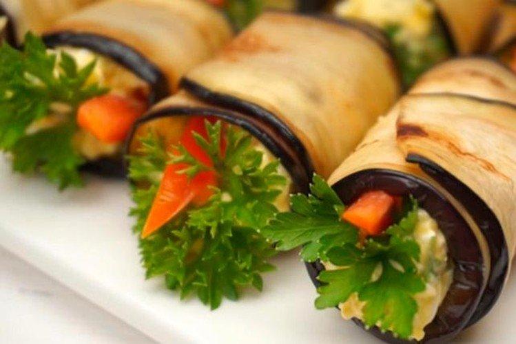 Apéritif d'aubergine sur la table de fête - recettes