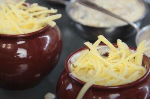 Julienne au poulet, champignons et crème - une recette pas à pas