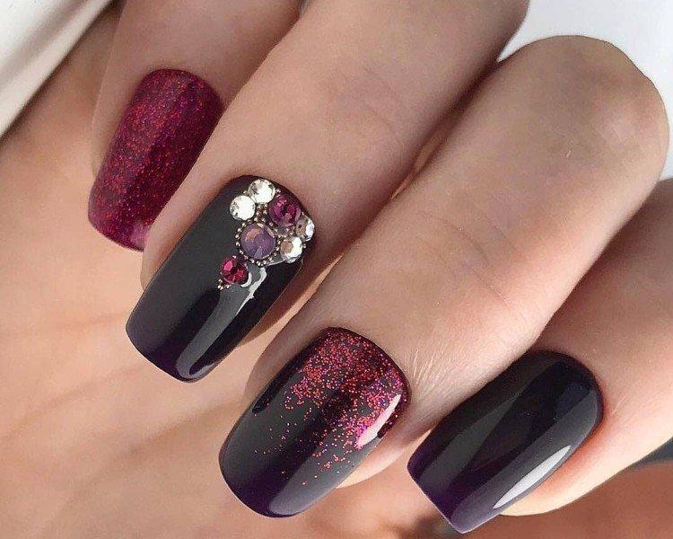 Manucure d'hiver sombre 2020-2021