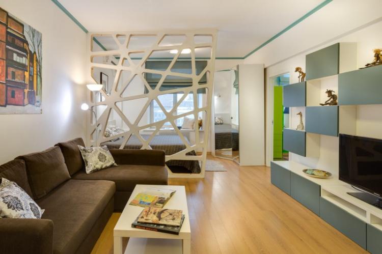 Zonage d'une pièce en une chambre et un salon - conception de photos