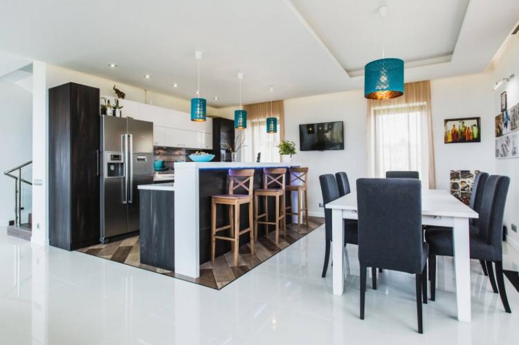 Zonage d'un appartement d'une pièce avec des fleurs et des textures