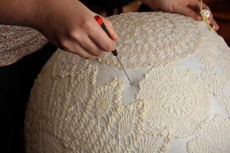 Plafond pour un lustre fait de serviettes tricotées avec vos propres mains